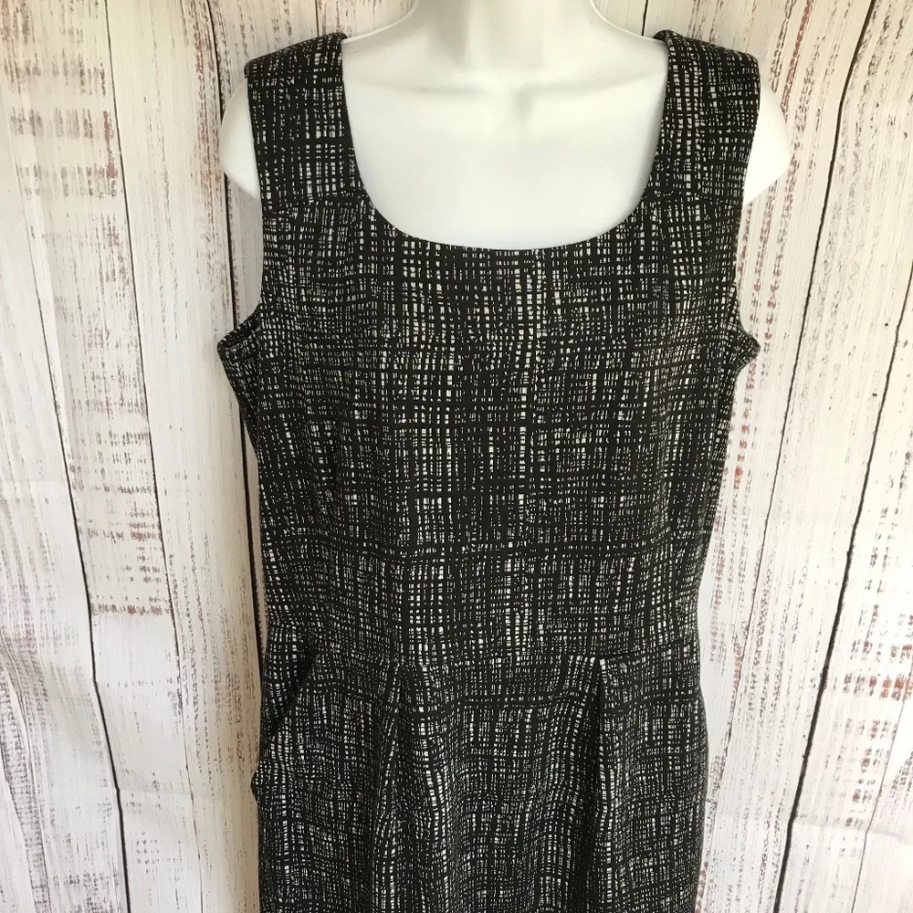 Calvin Klein Women’s Black & White Geometric Sleeveless Dress - Picture 10 of 14